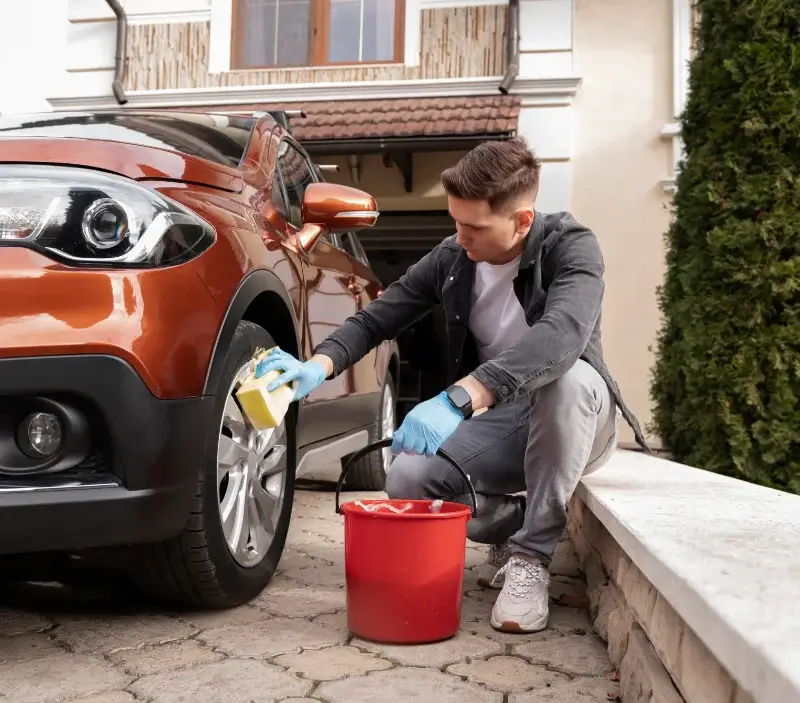 Lavage auto à domicile Saint-Sulpice-la-Forêt : professionnel intervenant sur un véhicule